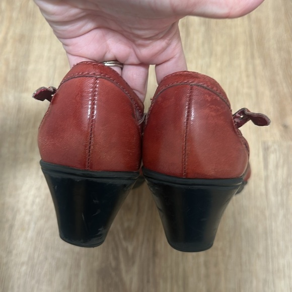 CLARKS | Wide T-Strap Leather Comfort Sandals - Picture 5 of 7